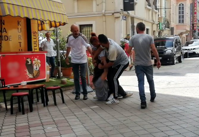 Kadınların Saç Saça Baş Başa Kıskançlık Kavgası