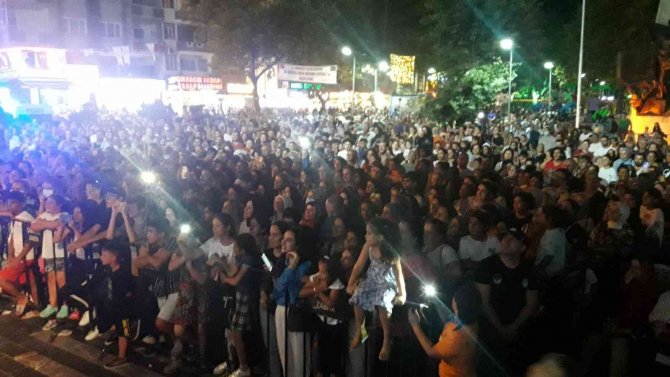 Öykü Gürman Yalovalıları Coşturdu