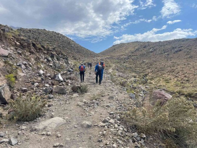 Ağrı Dağı’nın Zirvesinde İ̇stiklal Marşı Yankılanacak