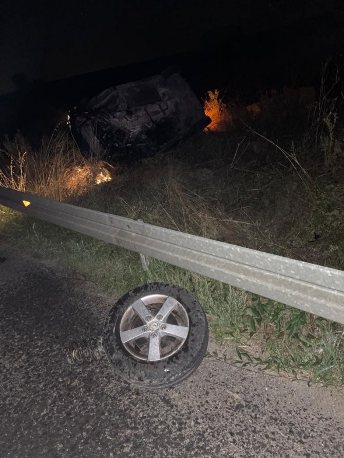 Bariyerlere Çarpıp Takla Attı: 3 Yaralı