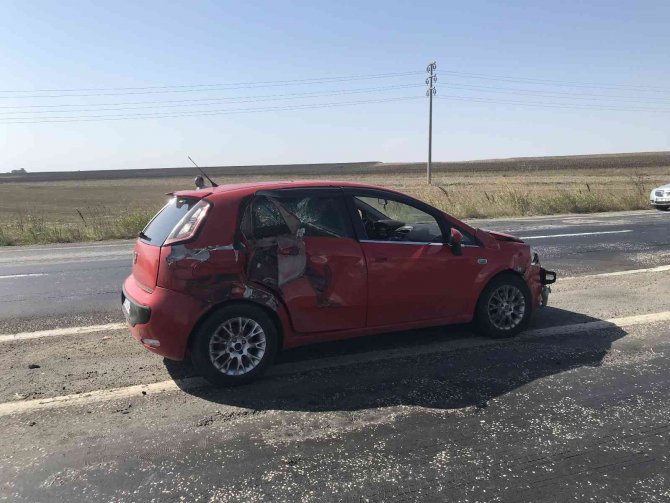 Otomobille Çarpışan Kamyon Tarlaya Uçarak Devrildi: 1 Yaralı