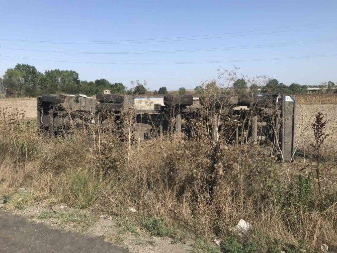 Otomobille Çarpışan Kamyon Tarlaya Uçarak Devrildi: 1 Yaralı