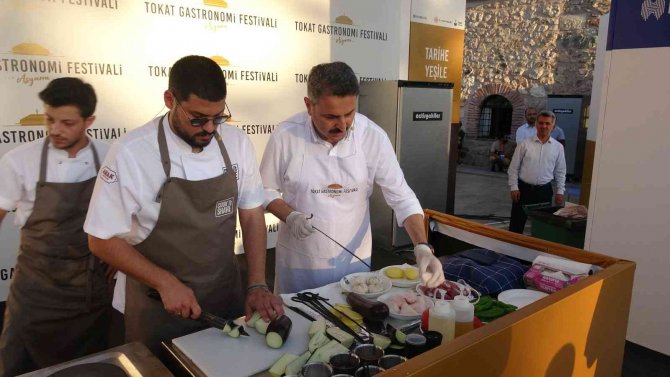 Tokat’ta Rekor Sayıda Yaprak Sarma Yapılıp Vatandaşlara Dağıtıldı