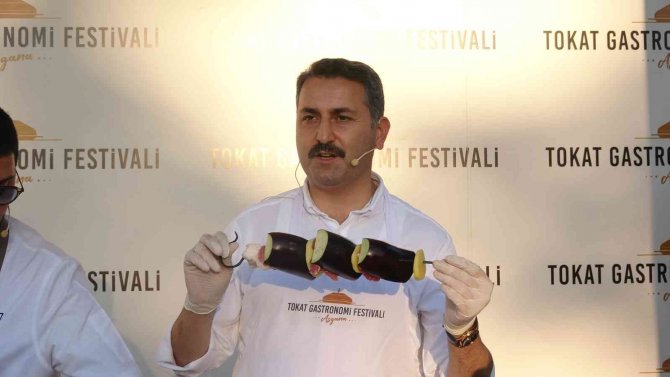 Tokat’ta Rekor Sayıda Yaprak Sarma Yapılıp Vatandaşlara Dağıtıldı