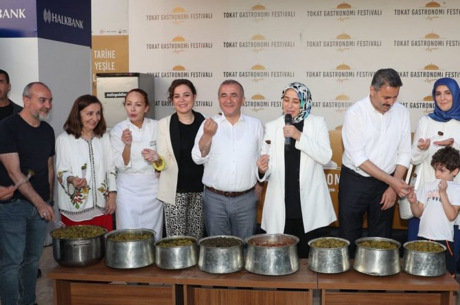 Tokat’ta Rekor Sayıda Yaprak Sarma Yapılıp Vatandaşlara Dağıtıldı