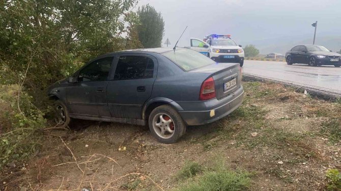 D100 Karayolunda Yoldan Çıkan Otomobil Ağaca Çarparak Durdu