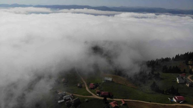 Karadağ Yaylası’nda Bulut Denizi Seyrine Doyulmaz Manzaralar Oluşturdu