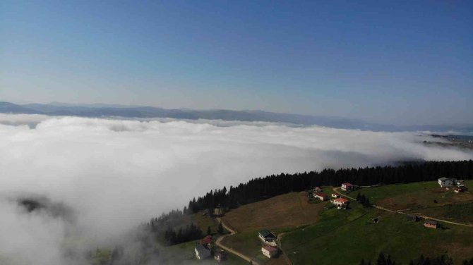 Karadağ Yaylası’nda Bulut Denizi Seyrine Doyulmaz Manzaralar Oluşturdu