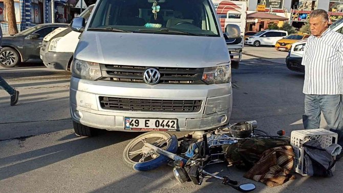 Erciş’te Minibüsle Çarpışan Motosikletin Sürücüsü Yaralandı