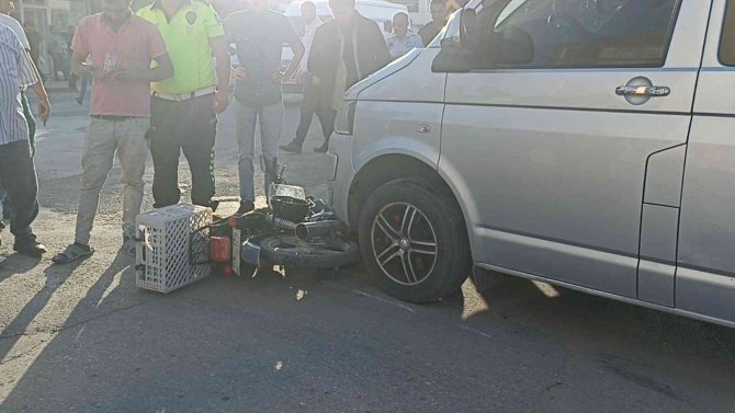 Erciş’te Minibüsle Çarpışan Motosikletin Sürücüsü Yaralandı