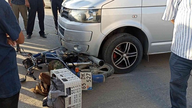 Erciş’te Minibüsle Çarpışan Motosikletin Sürücüsü Yaralandı