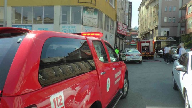 İ̇tfaiye Dar Sokağa Girmekte Zorlandı