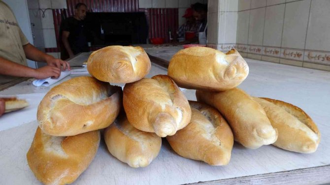 Günlük 3 Bin Ekmek Üretiliyor, 200 Gram Ekmek 3 Liradan Satışa Sunuluyor