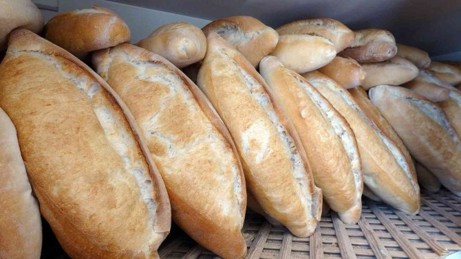 Günlük 3 Bin Ekmek Üretiliyor, 200 Gram Ekmek 3 Liradan Satışa Sunuluyor