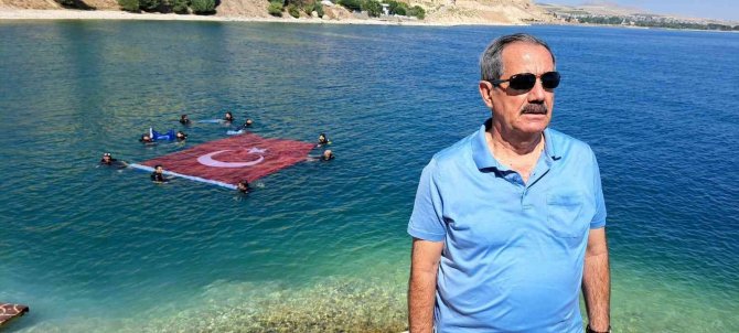 Van Gölü’nde Dev Türk Bayrağı Açıldı
