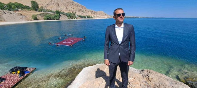 Van Gölü’nde Dev Türk Bayrağı Açıldı