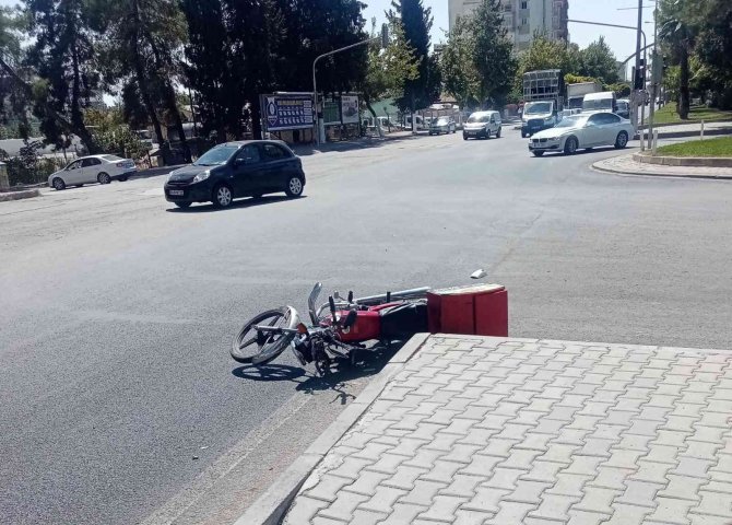 Kontrolden Çıkan Motosiklet Devrildi: 1 Yaralı