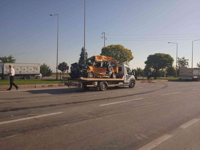 Ticari Taksinin Tırla Çarpıştığı Kazada Şoför Ve Yolcu Hayatını Kaybetti