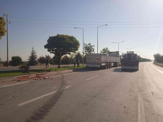 Ticari Taksinin Tırla Çarpıştığı Kazada Şoför Ve Yolcu Hayatını Kaybetti
