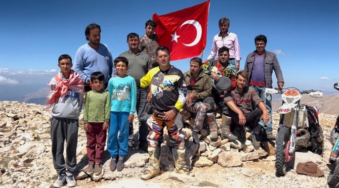 30 Ağustos’u 3 Bin 24 Rakımlı Tepedeki Türk Bayrağını Yenileyerek Kutladılar