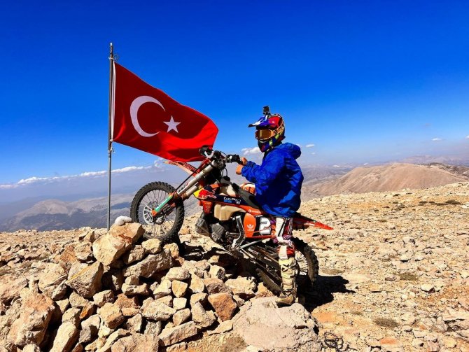 30 Ağustos’u 3 Bin 24 Rakımlı Tepedeki Türk Bayrağını Yenileyerek Kutladılar