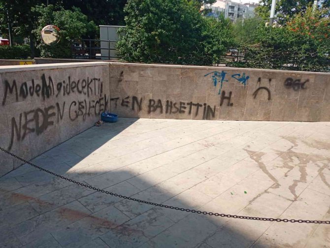 Park Duvarları Duyarsız Kişilerin Hedefi Oldu