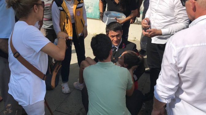 Bayılan Öğrenciye İlk Müdahaleyi Törene Katılan Askeri Personel Yaptı
