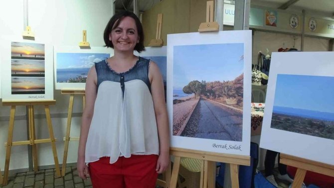 Burhaniye’de Kadın Müzisyenin Fotoğraf Sergisi İlgi Gördü