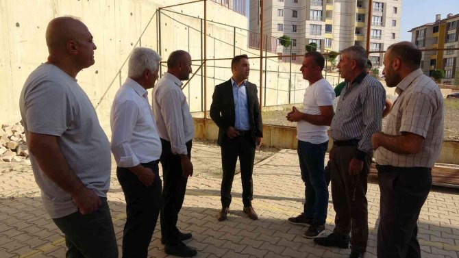Kaymakam Cimşit, Çocukların İsteği Üzerine Halı Saha Yaptırdı