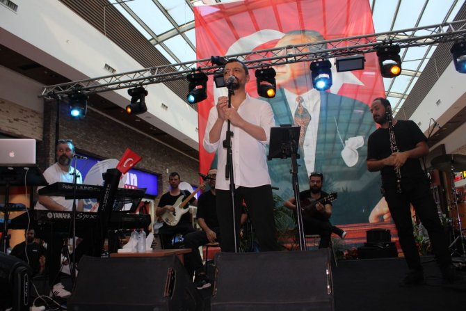 Bolu’da Zafer Bayramı’nın 100. Yılı Akustik Konserle Kutlandı