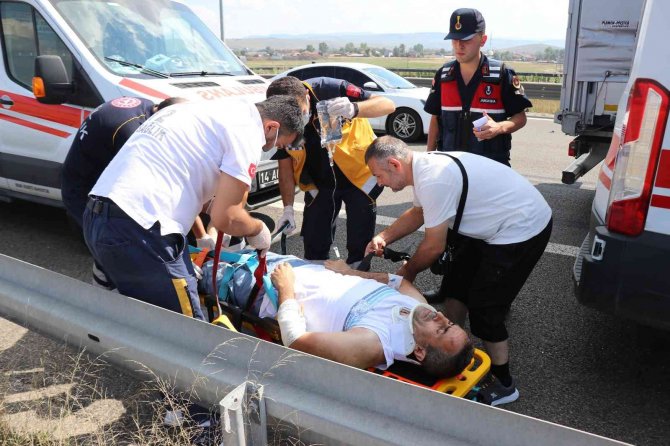 Tem Otoyolu Savaş Alanına Döndü, 6 Araç Birbirine Girdi: 8 Yaralı