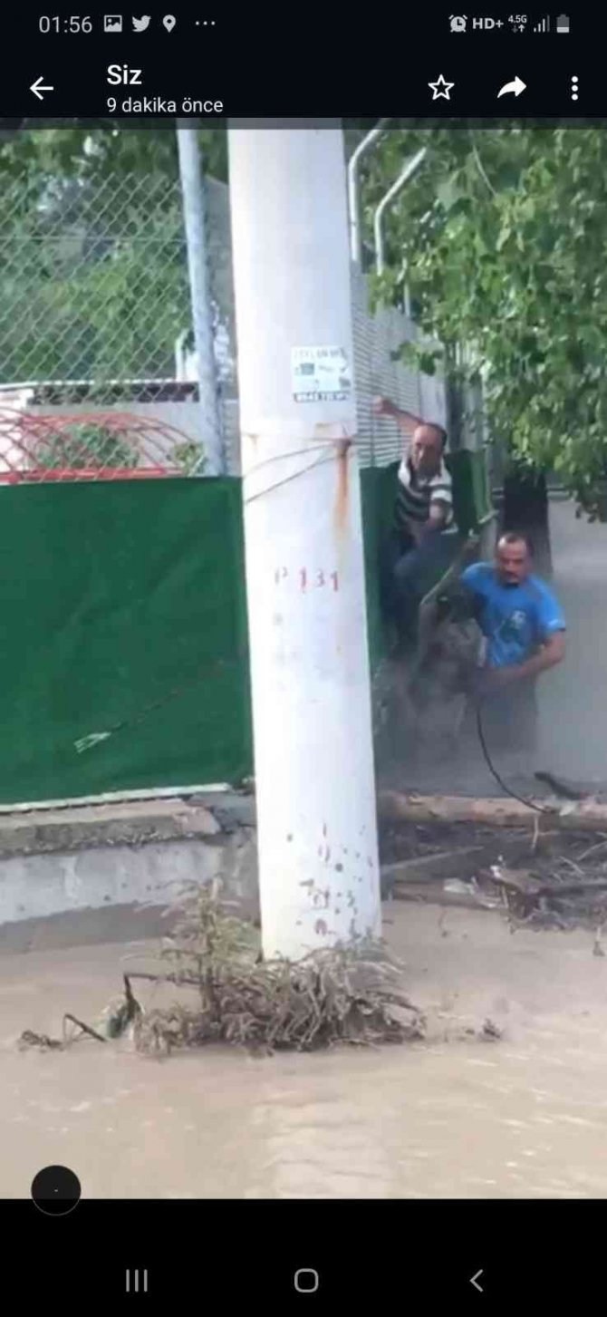 Bursa’da Selde Mahsur Kalan Köpeği Ekipler Kurtardı