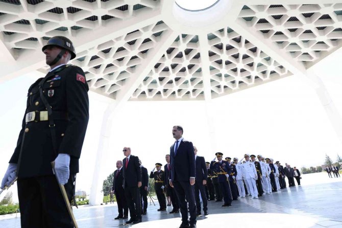 Cumhurbaşkanı Erdoğan, 30 Ağustos Zafer Bayramı Dolayısıyla Devlet Mezarlığı’nı Ziyaret Etti