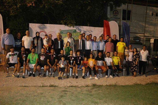 Ayak Tenisi Zafer Kupasında Şampiyonlar Ödüllerini Aldı