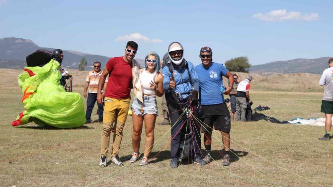 Çameli’nde Paraşüt Pilotları Bir Birleriyle Yarıştı