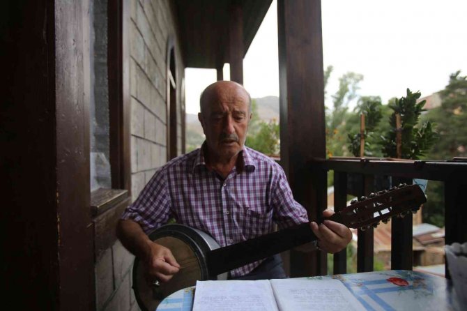 Müzisyen Aile 88 Yıllık Konakta Hayatlarını Sürdürüyor