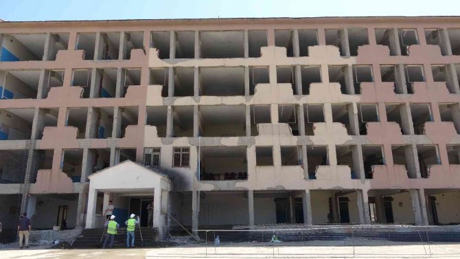 Yüksekova’da Okullar Yenileniyor