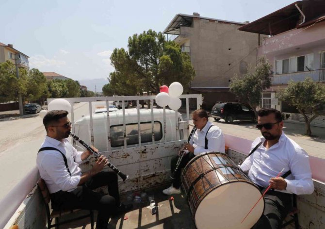 Honaz Caddelerinde Bandolu Kutlama