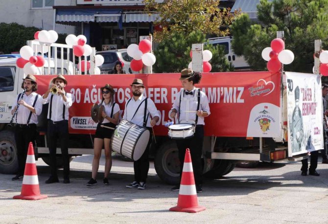 Honaz Caddelerinde Bandolu Kutlama