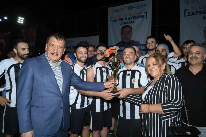 Futbol Turnuvasında Kupa İ̇nönü Üniversitesi’nin