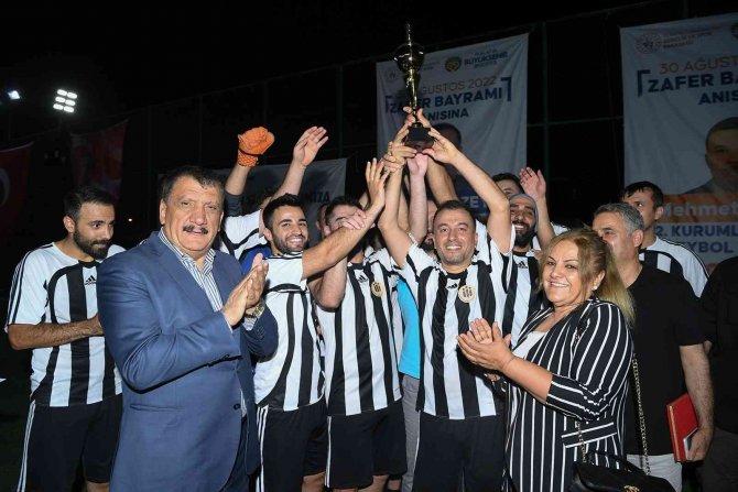 Futbol Turnuvasında Kupa İ̇nönü Üniversitesi’nin