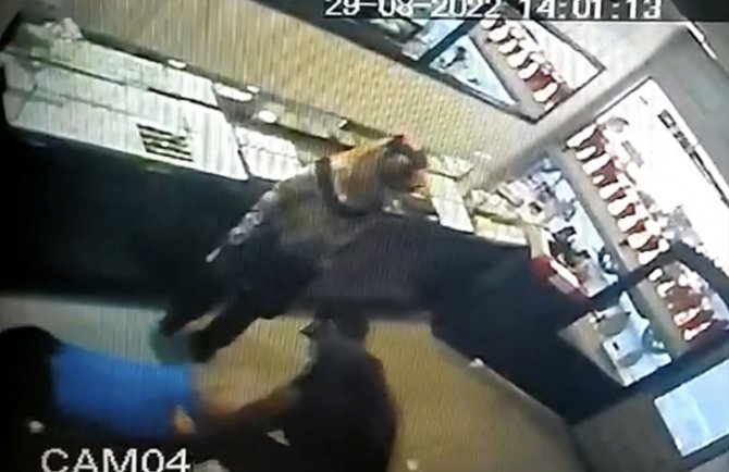İ̇stanbul’da Film Gibi Soygun Girişimi Kamerada: Gaspçı Çifti Linçten Polis Kurtardı