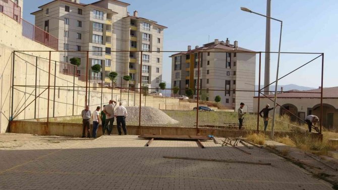 Kaymakam Cimşit, Çocukların İsteği Üzerine Halı Saha Yaptırdı