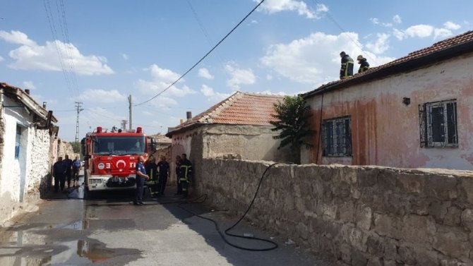 Kömürlükte Çıkan Yangın Eve Sıçramadan Söndürüldü