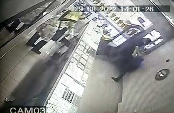İ̇stanbul’da Film Gibi Soygun Girişimi Kamerada: Gaspçı Çifti Linçten Polis Kurtardı