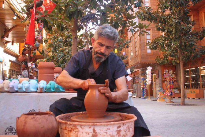 Çömlekçiliği Gelecek Kuşaklara Aktarıyor