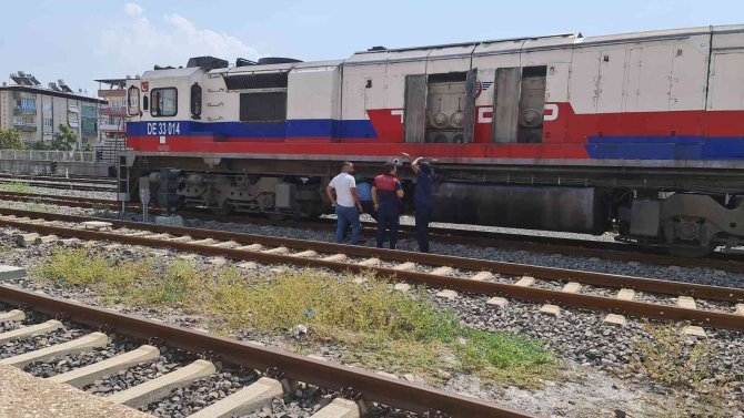 Korkulukları Aşan İtfaiye Erleri Trendeki Yangına Müdahale Etti