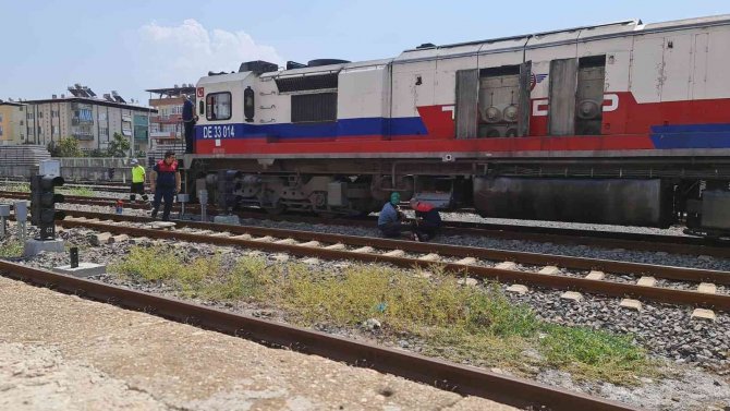Korkulukları Aşan İtfaiye Erleri Trendeki Yangına Müdahale Etti