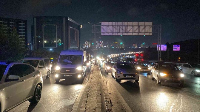 Küçükçekmece D-100’de Refüje Çarpan Motokurye Hayatını Kaybetti