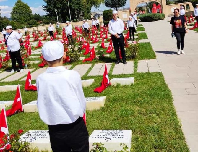 Kur’an Kursu Öğrencileri Dumlupınar Şehitliği’ni Ziyaret Etti